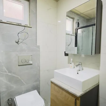 Lägenhet Airport 1km, Swimming Pool, Kitchen House *
